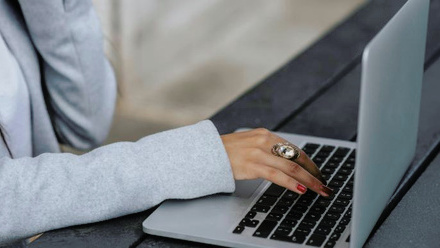 woman_typing_on_laptop.jpg